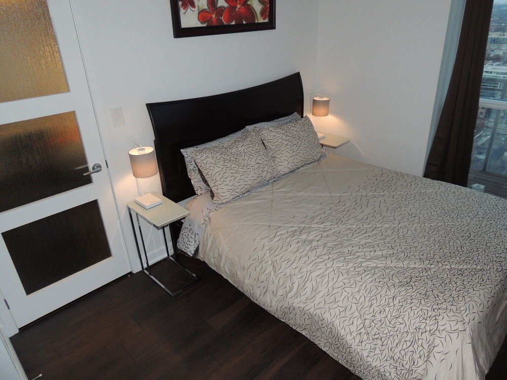 Tvhr - Luxury Condos In Heart Of Downtown Торонто Экстерьер фото